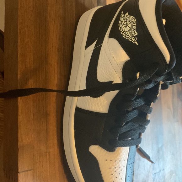 Jordan 1’s New Inverted Checker - Picture 3 of 5
